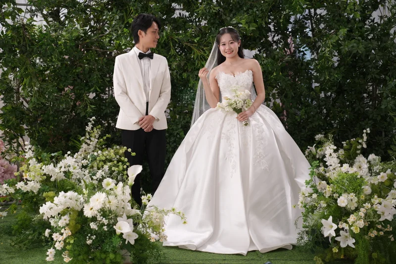 Duy và Ánh nhìn nhau giữa khu vườn xanh và hoa trắng